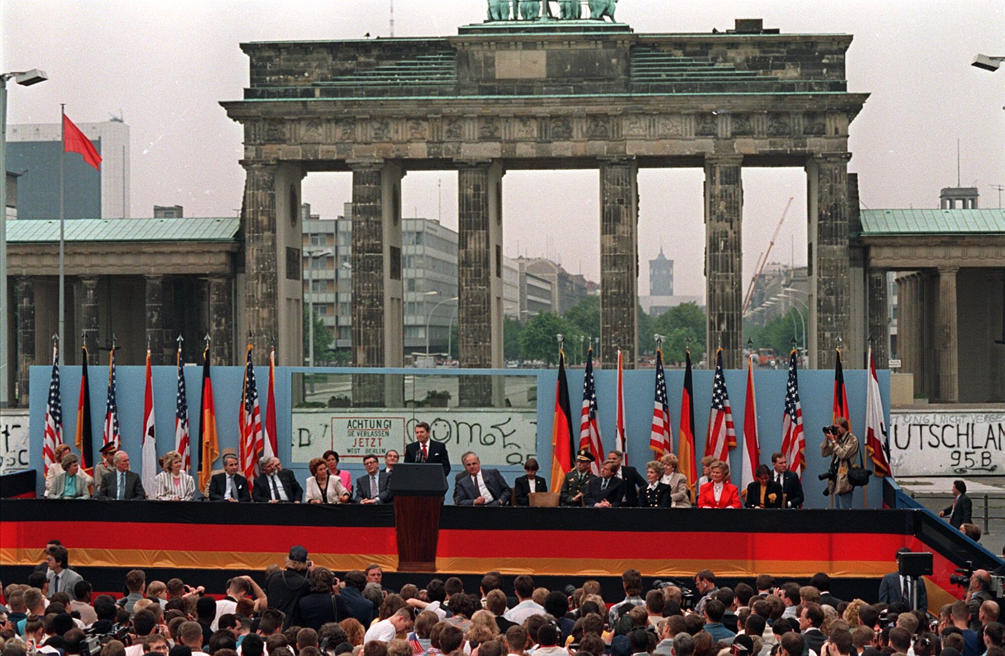 Başkan Ronald Reagan ünlü oldu ""Bay Gorbaçov, bu duvarı yıkın!" Brandenburg Kapısı önünde konuşma