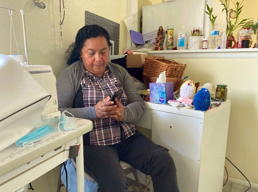 Rosalidia Dardon, de 54 años, ve una foto de su hija en El Salvador en un albergue de refugiados en Texas 