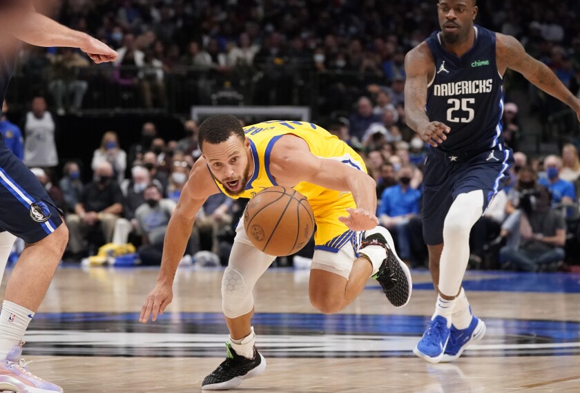 Golden State Warriors guard Stephen Curry (30) chases the ball in front of Dallas Mavericks forward Reggie Bullock (25) during the second half of an NBA basketball game in Dallas, Wednesday, Jan. 5, 2022. (AP Photo/LM Otero)