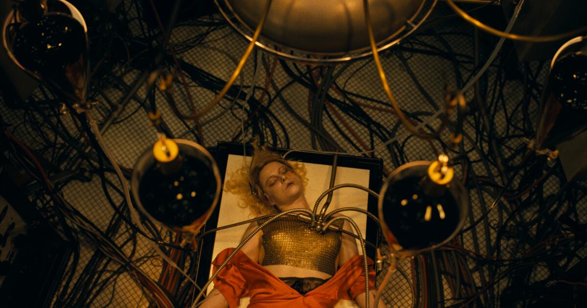 ‘A noiva!’ Crítica: Maggie Gyllenhaal respira raiva no amigo de Frankenstein