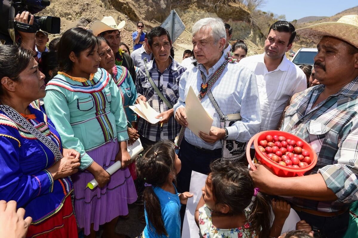 Andrés Manuel López Obrador (c), presidente de México, en la localidad de Jesús María, Nayarit