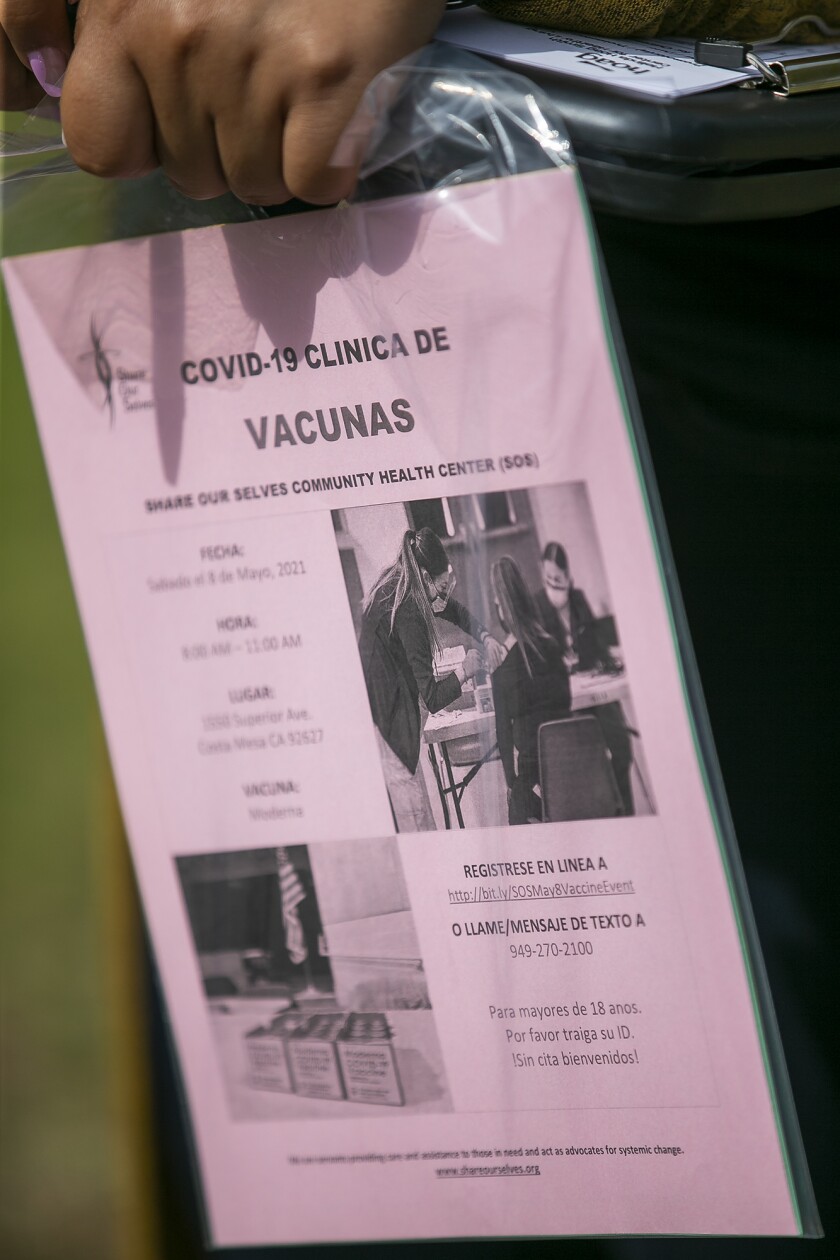 A flier has information about vaccines in Spanish