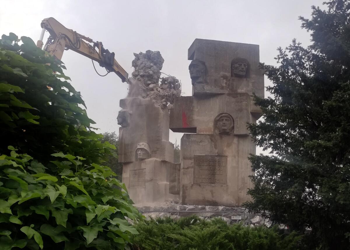 Workers demolish Soviet-era monument in Poland