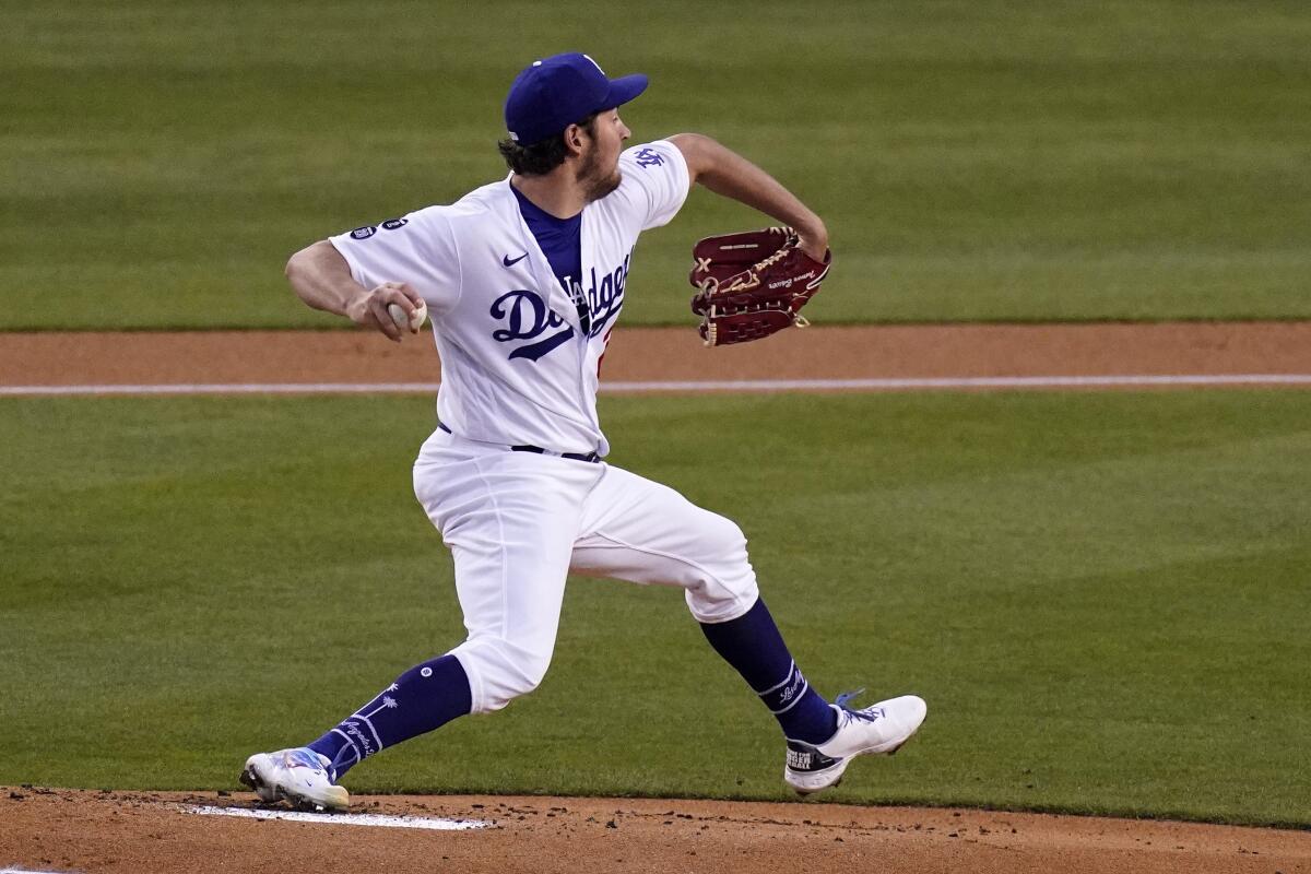 El abridor Trevor Bauer lanza por los Dodgers de Los Ángeles en el primer inning del partido contra los Rockies.