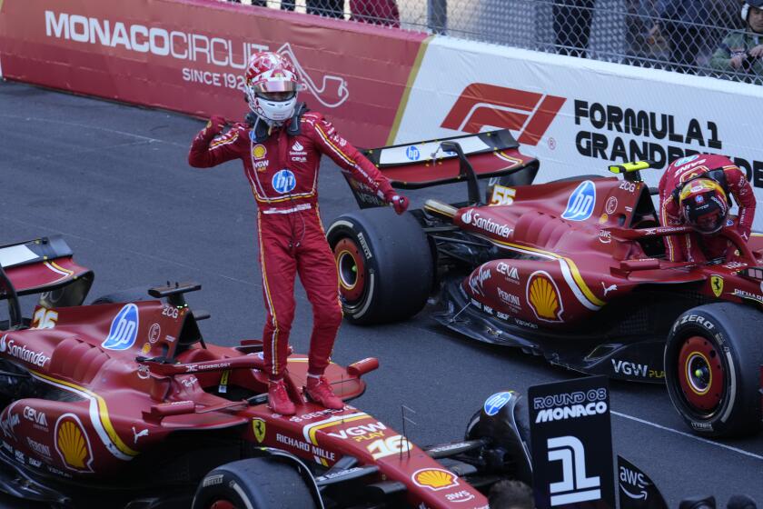 Charles Leclerc de Ferrari celebra su victoria en el Gran Premio de Mónaco de la Fórmula Uno, el domingo 26 de mayo de 2024. (AP Foto/Luca Bruno)