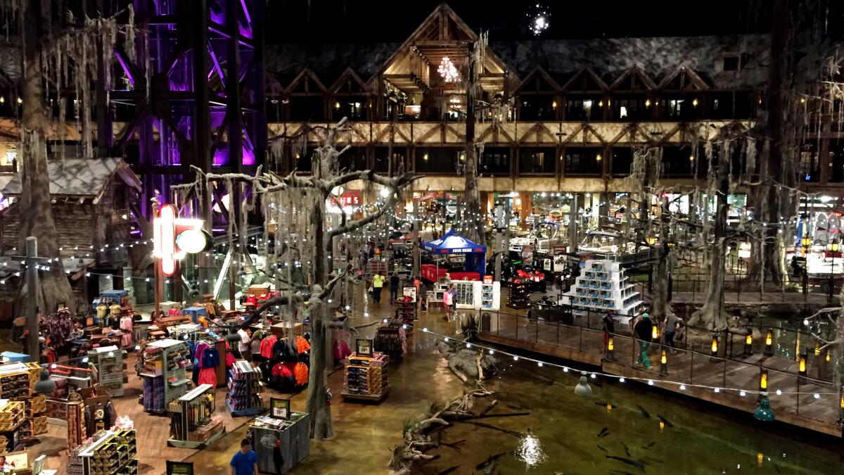 Memphis' Pyramid rises anew with a giant Bass Pro Shop - Los