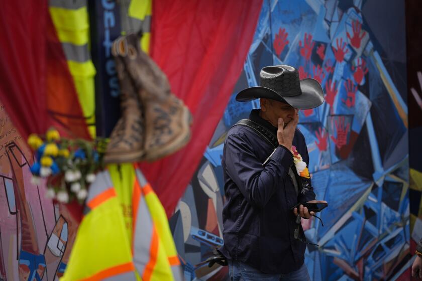 Roberto Marquez, un artista de Dallas, habla durante una entrevista con The Associated Press en un memorial en honor de los trabajadores de la construcción que murieron al desplomarse el puente Francis Scott Key, el jueves 25 de abril de 2024, en Baltimore. (AP Foto/Matt Rourke)