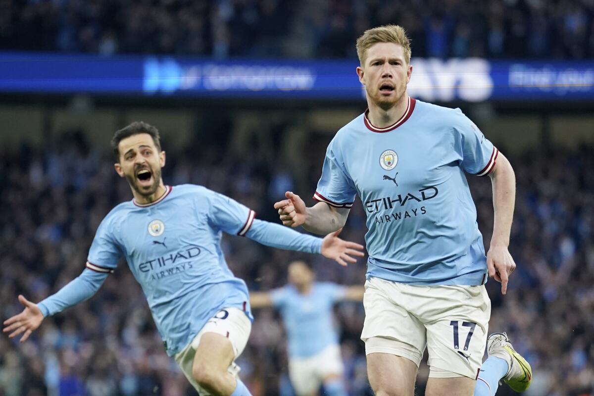 Kevin De Bruyne (17) celebra con Bernardo Silva tras marcar el primer gol del Manchester