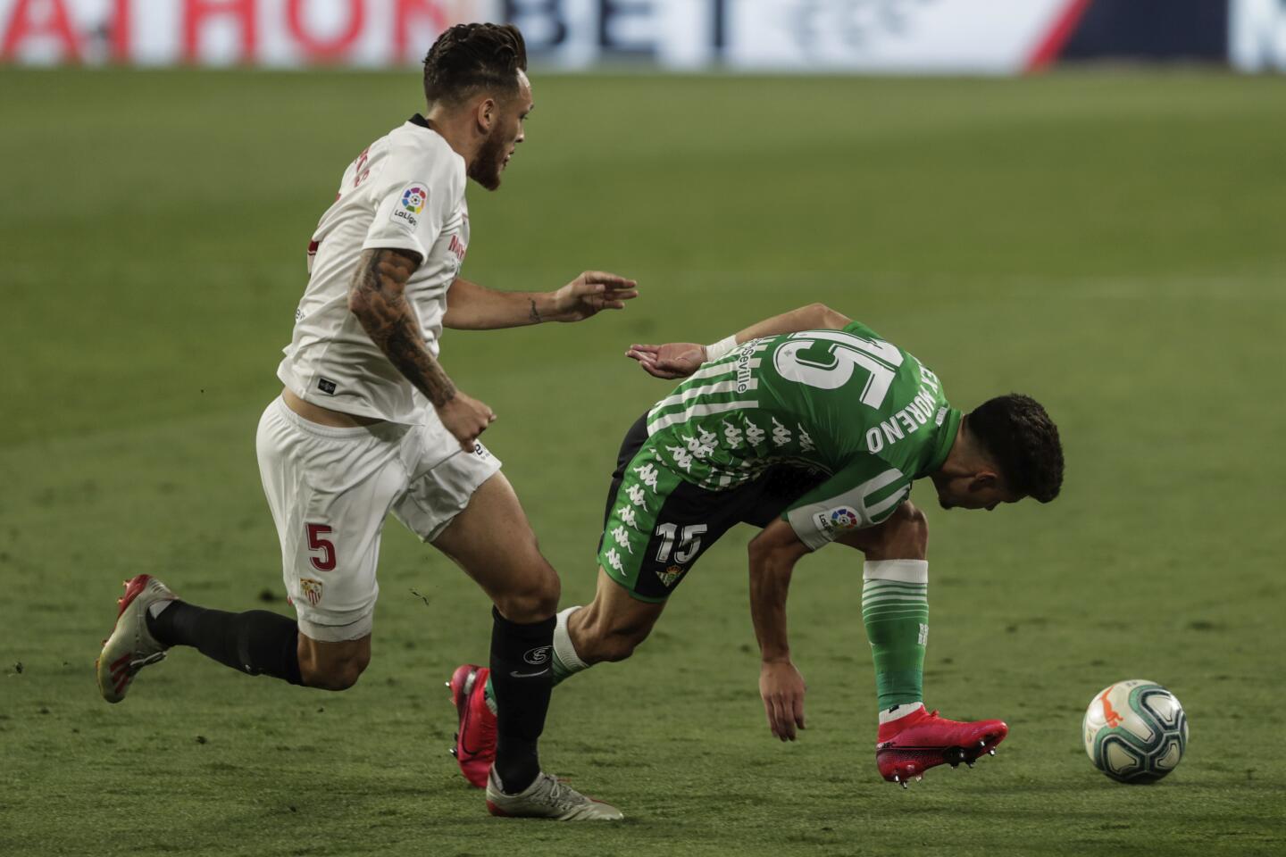 El histórico derbi Sevilla-Betis, que se jugó en el Sánchez Pizjuán este jueves a puerta cerrada después de tres meses sin competición por la pandemia de coronavirus, reanudó LaLiga Santander con un triunfo sevillista liderado por el argentino Lucas Ocampos (2-0), suyo equipo expuso más que el verdiblanco y que vio la luz en la segunda parte.El conjunto que entrena Julen Lopetegui consolida así su tercera plaza en la clasificación con los goles de Lucas Ocampos, de penalti, y del brasileño Fernando Reges tras un pase de tacón del argentino en los comienzos de la segunda mitad y deja al del Joan Francesc Ferrer 'Rubi' sin reaccionar en la zona media de la clasificación, y más después de un partido en el que solo apretó cuando en la última fase y ya con dos tantos en contra.