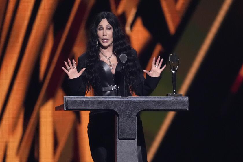 Cher da un discurso durante la ceremonia de inducción al Salón de la Fama del Rock & Roll, el sábado 19 de octubre de 2024, en Rocket Mortgage FieldHouse de Cleveland. (AP Foto/Chris Pizzello)