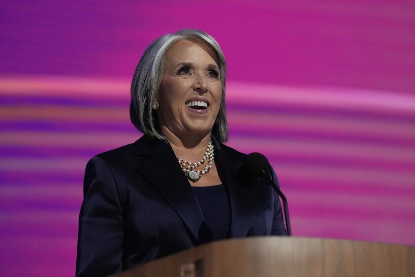 ARCHIVO - La gobernadora de Nuevo México, Michelle Lujan Grisham, habla en la Convención Nacional Demócrata el martes 20 de agosto de 2024, en Chicago. (AP Foto/Brynn Anderson, archivo)