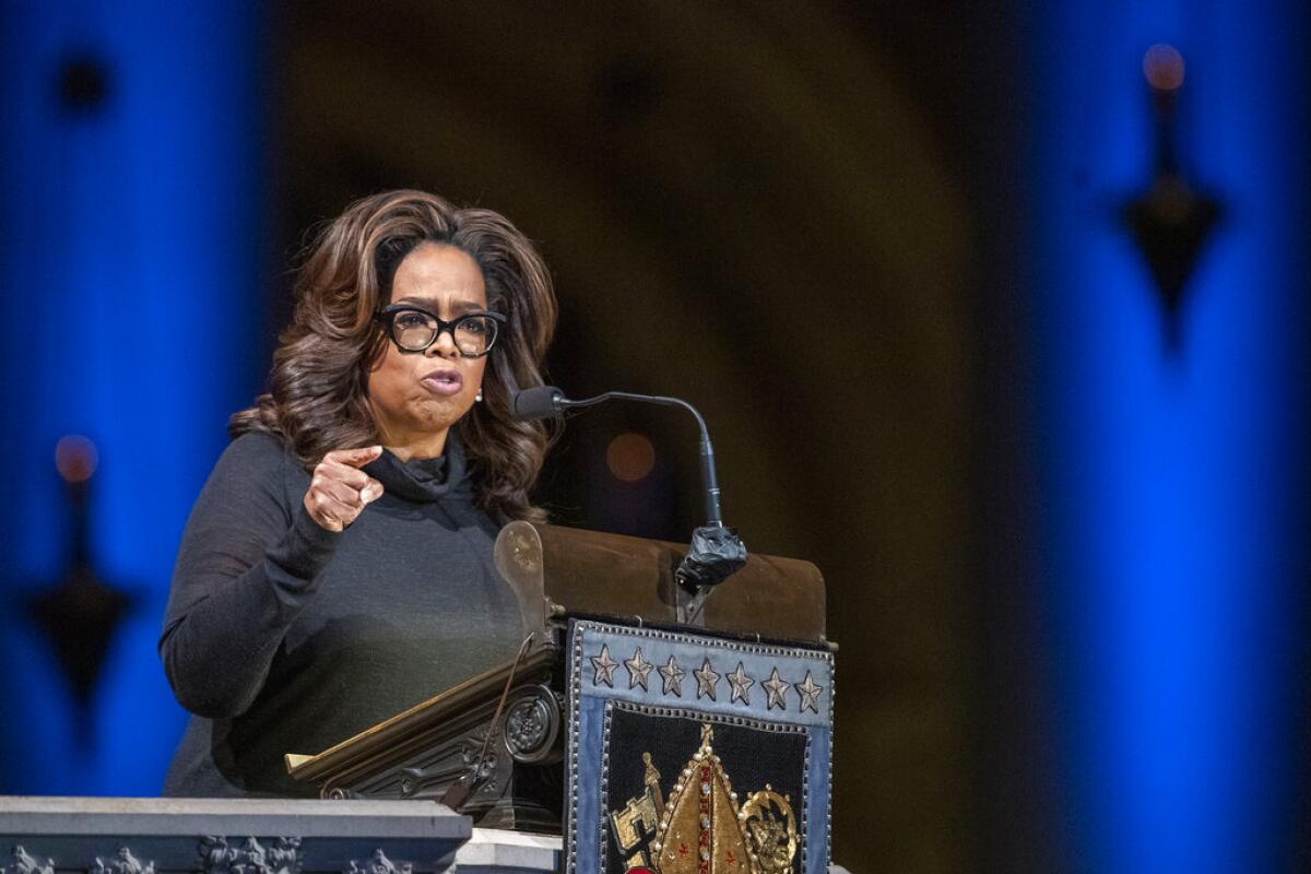 ARCHIVO – En esta fotografía de archivo del 21 de noviembre de 2019 Oprah Winfrey habla durante un homenaje para Toni Morrison en la Catedral St. John the Divine en Nueva York. Winfrey dijo que su amiga Gayle King ha recibido amenazas de muerte tras preguntas sobre Kobe Bryant. Gayle entrevistó a la estrella de la WNBA Lisa Leslie y le preguntó si las acusaciones de abuso sexual afectaban el legado del fallecido Kobe Bryant. Winfrey dijo en “Hoda & Jenna & Friends” el viernes 7 de febrero de 2020 que King “no está bien'' y tiene que viajar con seguridad por las amenazas. Winfrey criticó el "veneno misógino” contra King. (Foto AP/Mary Altaffer, archivo)
