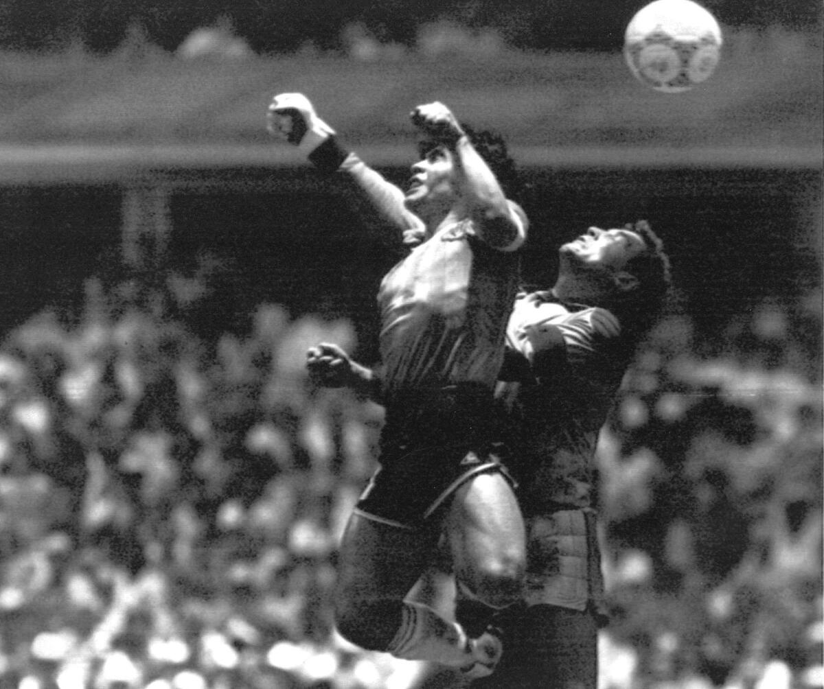 ARCHIVO - El delantero argentino Diego Maradona, izquierda, vence al guardameta inglés Peter Shilton 