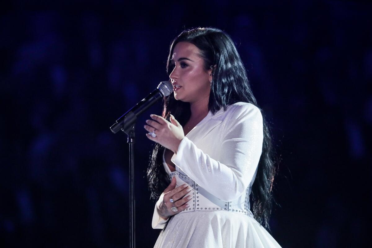 Demi Lovato durante sus presentación en los Grammy.
