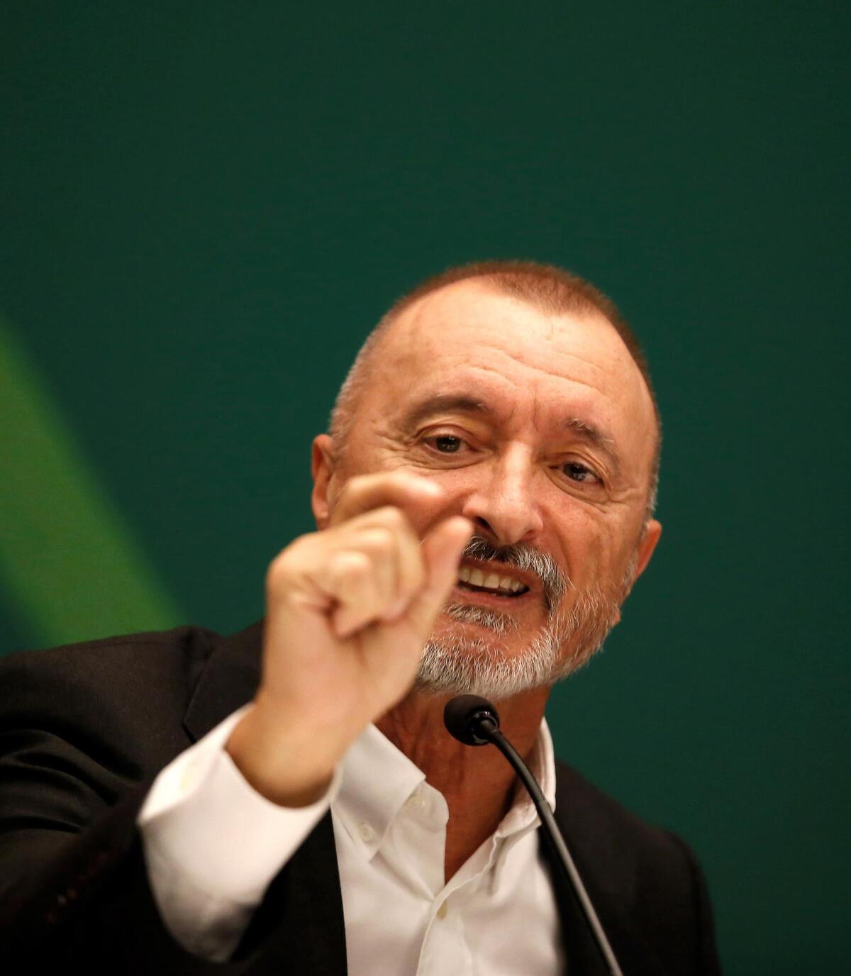 El escritor español Arturo Pérez-Reverte vive "con dolor" los complicados flujos migratorios hacia Europa
