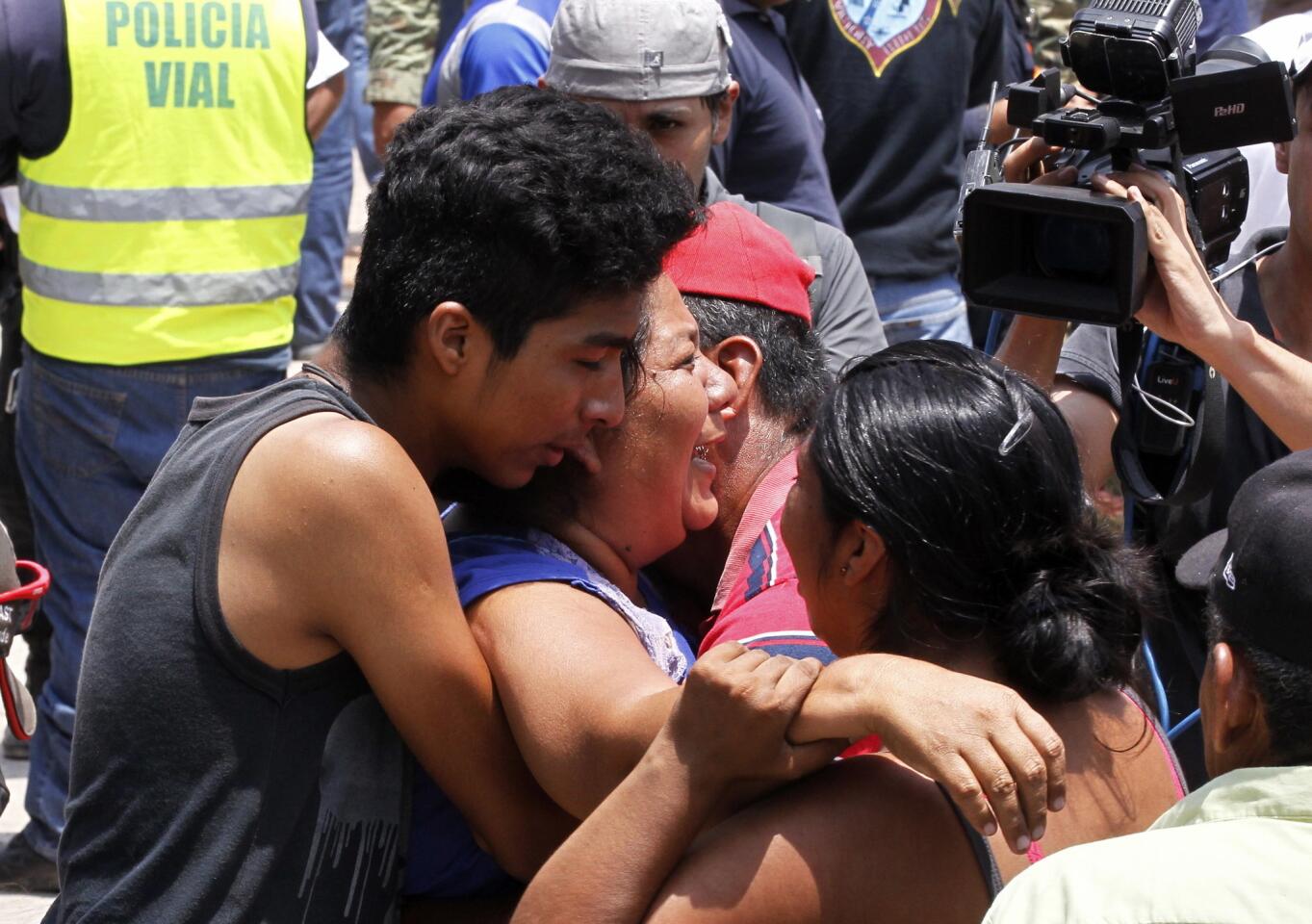 Familiares y amigos lloran al ver el rescate del cuerpo del policía Juan Jiménez, en el edificio del Palacio Municipal de Juchitán, Oaxaca (México), uno de los lugares más afectados por el terremoto de magnitud 8,2 (escala de Richter).