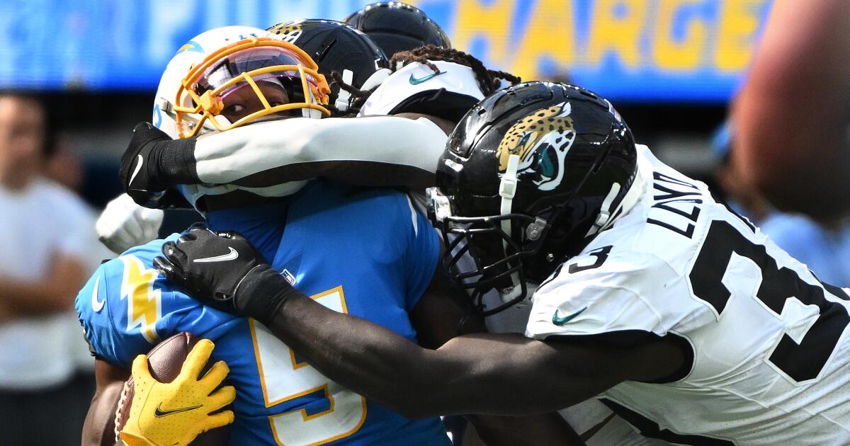 Lawrence, Jaguars rout ailing Herbert, Chargers 38-10