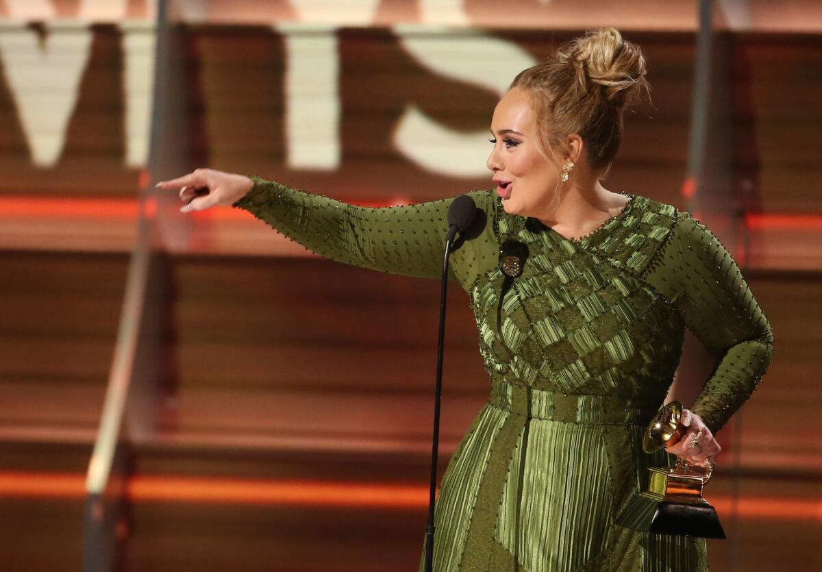 Este es el momento en el que Adele subió al podio del Staples Center para recibir el Grammy a Mejor Álbum del Año.