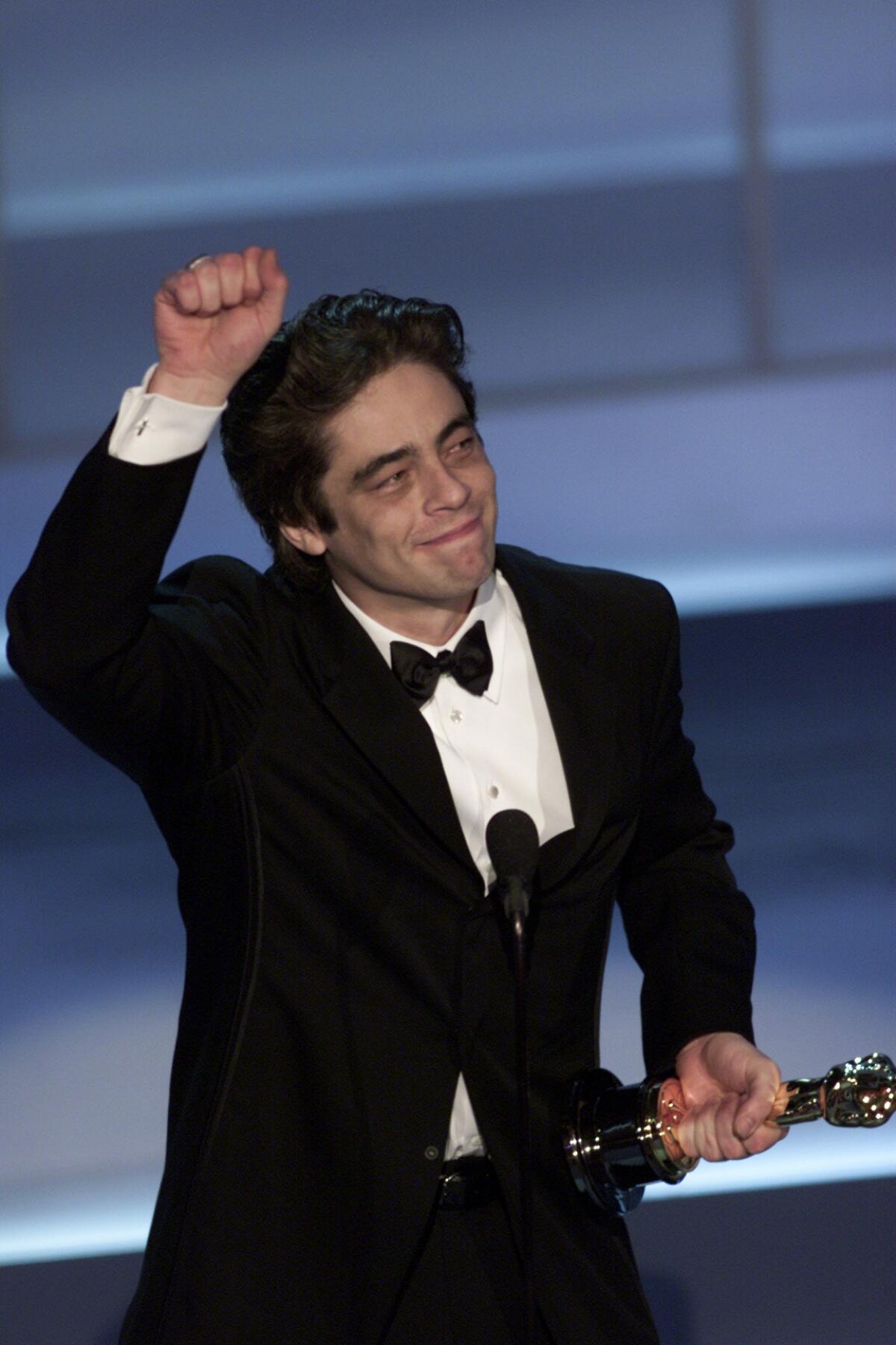 Benicio Del Toro accepts the supporting actor Oscar for his role in "Traffic" during the 73rd annual Academy Awards.