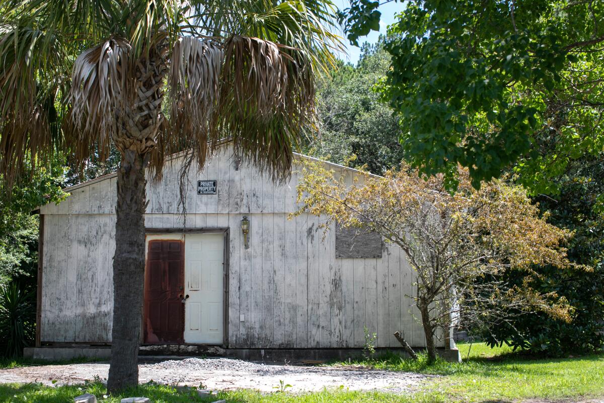 The Button, una vieja cantina ahora ruinosa en la comunidad Snowden en Mount Pleasant, Carolina del Sur. Tales asentamientos eran construidos por antiguos esclavos para ser autosuficientes y repeler los ataques del Ku Klux Klan.