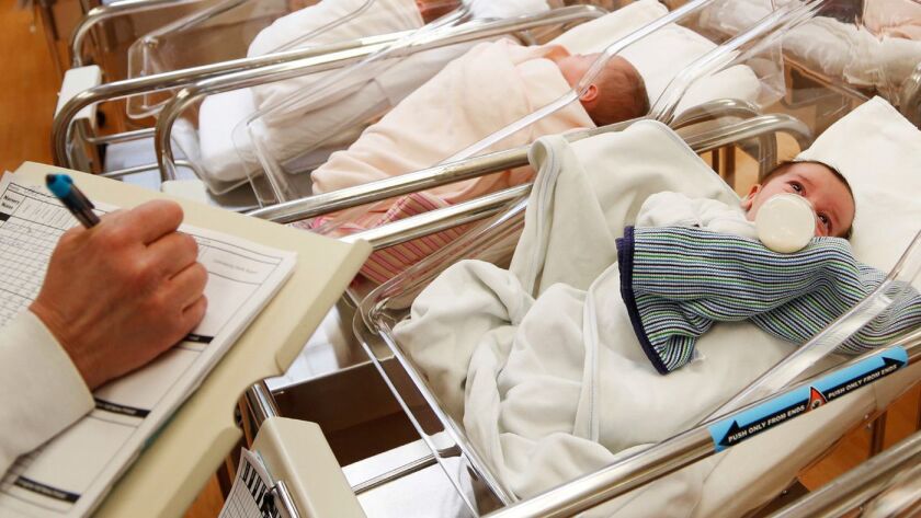 La tasa de natalidad de EE.UU. alcanza otro récord mínimo. Incluso las  mujeres de 30 años tienen ahora menos bebés - Los Angeles Times