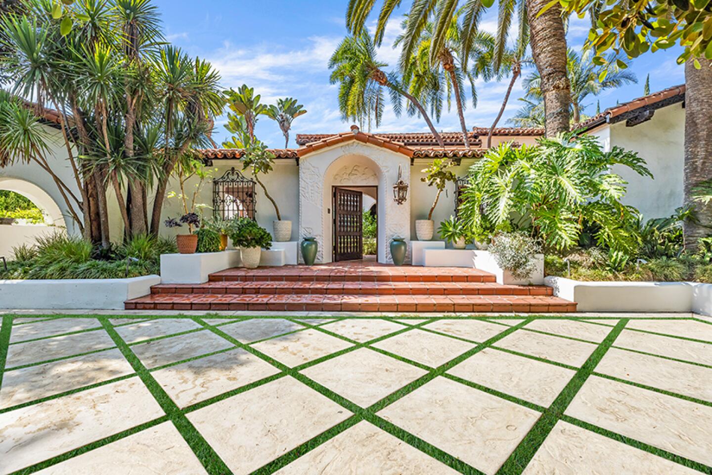Spanish Colonial in Beverly Hills' Coveted Upper Roxbury Circle - Los  Angeles Times