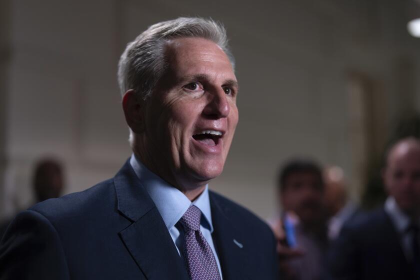 El presidente de la Cámara de Representantes, el republicano Kevin McCarthy, habla con la prensa después de una reunión a puertas cerradas con miembros de su bloque después que uno de ellos, Matt Gaetz, presentó una moción para despojar a McCarthy de su función presidencial, en el Capitolio, Washington, martes 3 de octubre de 2023. (AP Foto/J. Scott Applewhite)