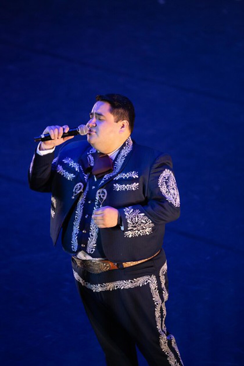 Solista del Mariachi Garibaldi de Jaime Cuellar actuando en el Musco Center.