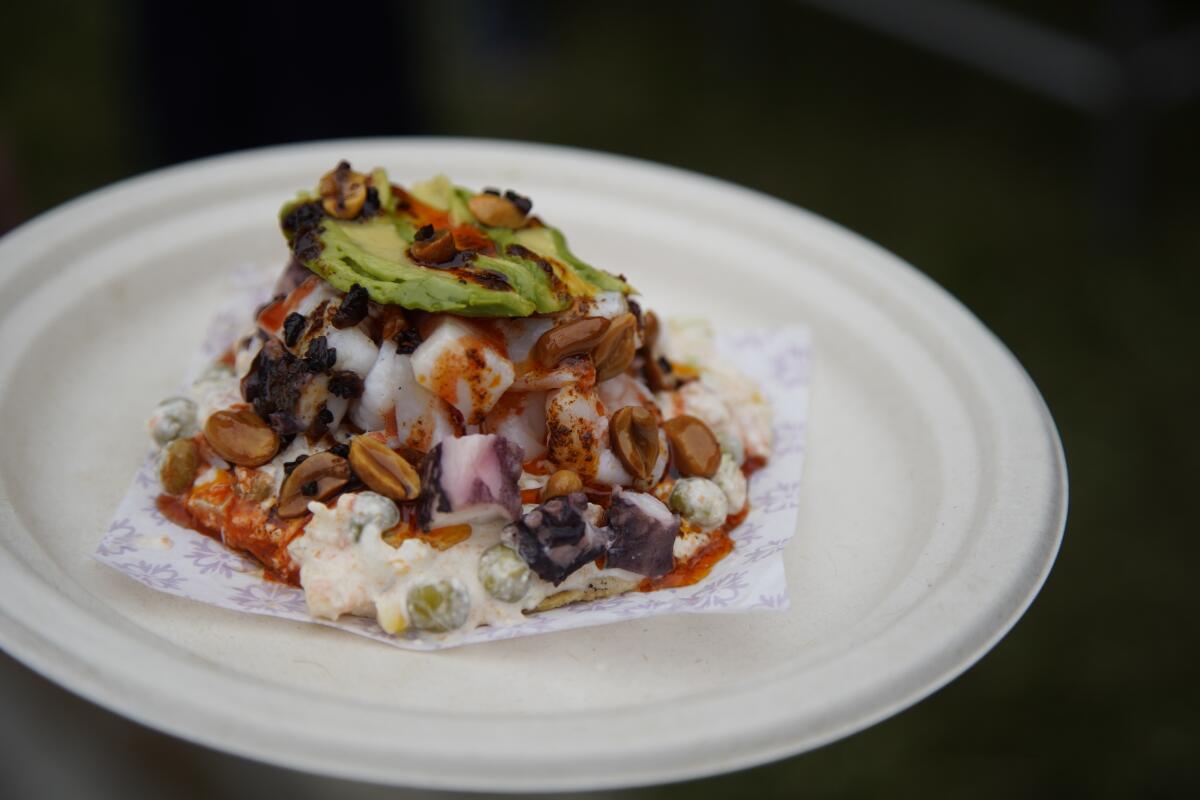 La tostada Singapore con una salsa de cacahuate mostrada por Sabina Bandera.