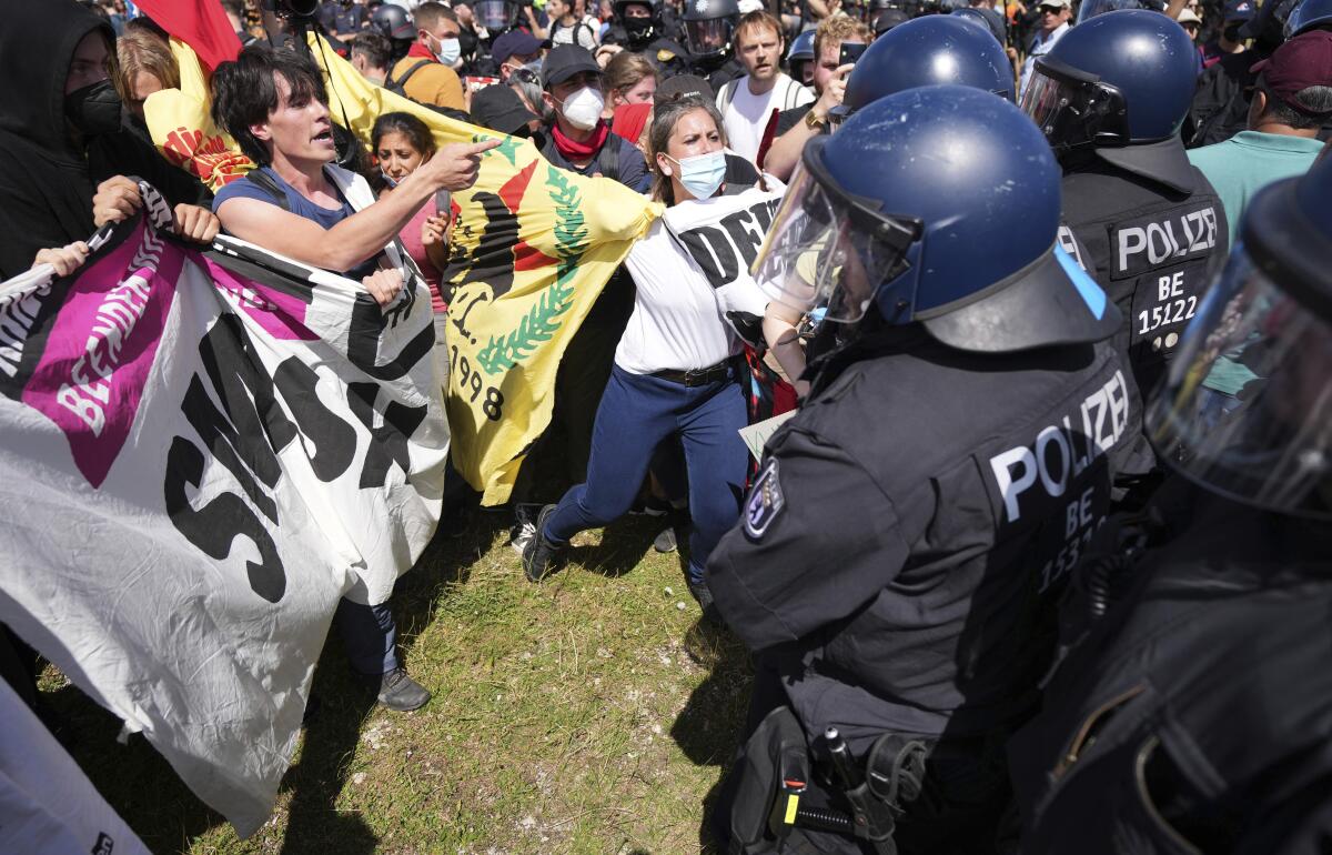 Una mujer habla con la policía durante una protesta de cara a la cumbre del Grupo de los Siete