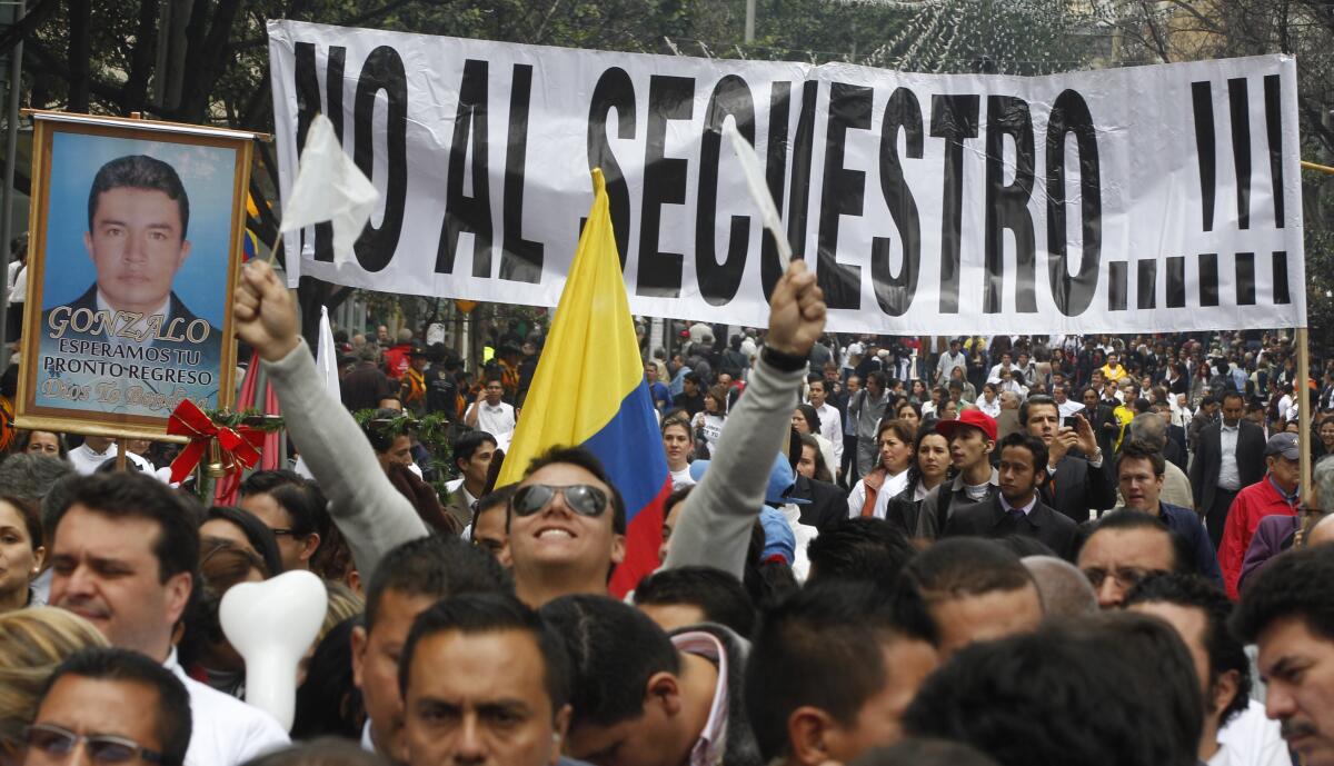 Personas sostienen una pancarta durante una protesta en contra de los secuestros