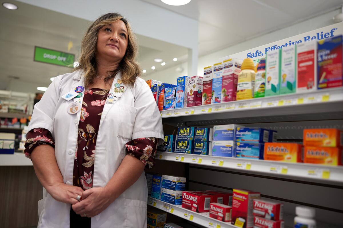 La farmacéutica Sonya Frausto, propietaria y directora de Ten Acres Pharmacy en Sacramento