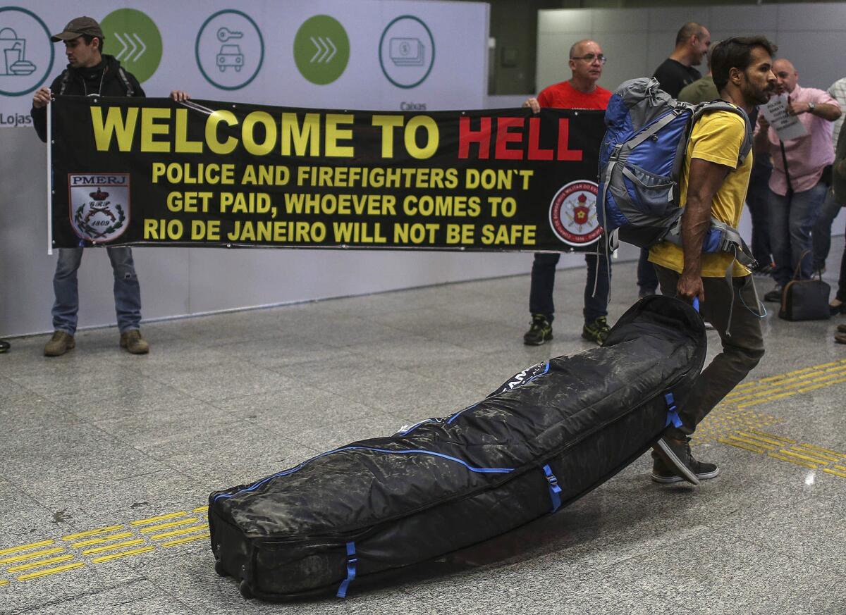 Policías y bomberos del estado de Río de Janeiro protestan por el retraso en sus salarios y por mejores condiciones de trabajo, en el aeropuerto internacional de Río de Janeiro (Brasil).