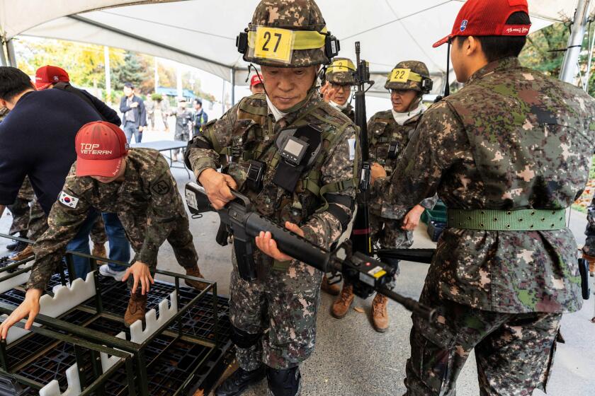 Members of the Senior Army pick up the guns during military training at the Infantry Reserve Training Ground Seocho.