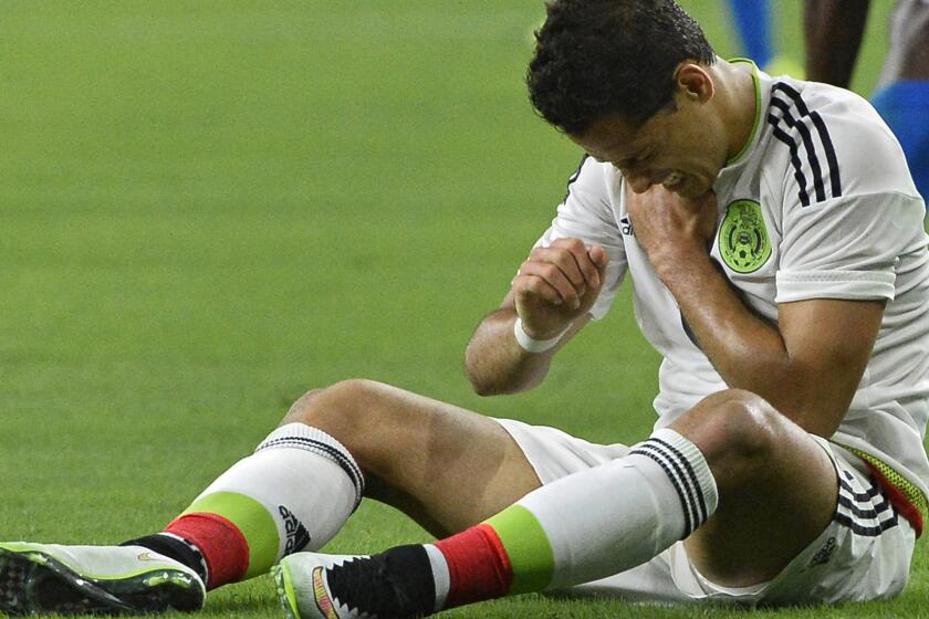 'Chicharito' Hernández se fracturó la clavícula derecha luego de una colisión con Brayan Beckeles, en un juego amistoso México vs Honduras.