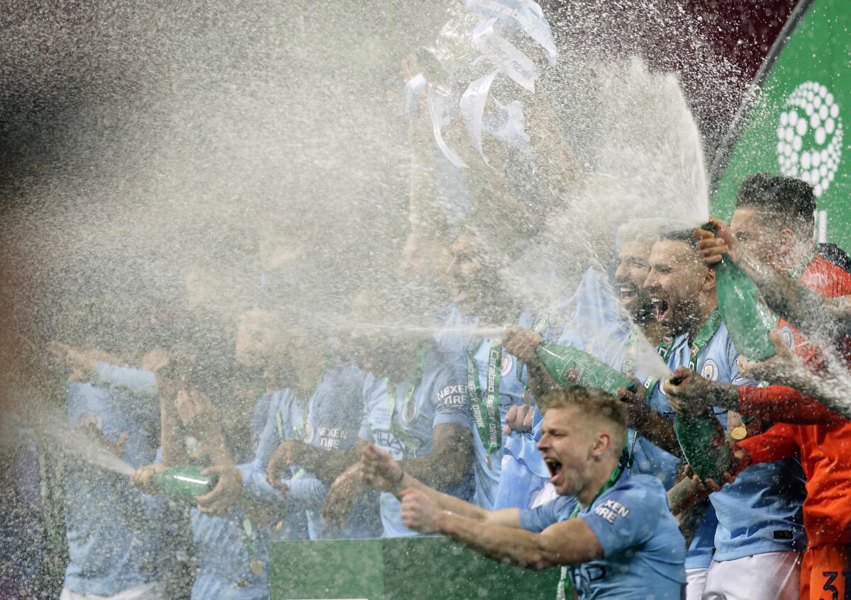 Los jugadores del Manchester City celebran tras vencer a Chelsea.