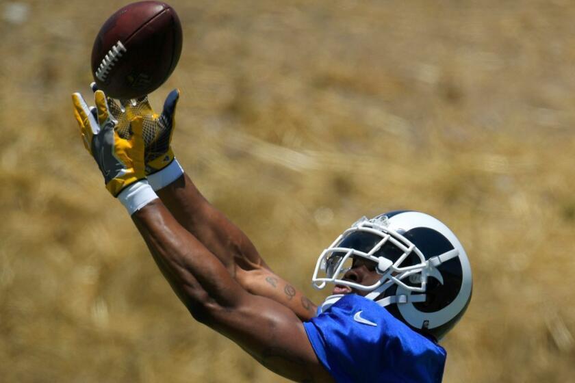 Los Angeles Rams tight end Gerald Everett makes a catch during NFL football practice, Tuesday, June 13, 2017, in Thousand Oaks, Calif. (AP Photo/Mark J. Terrill)