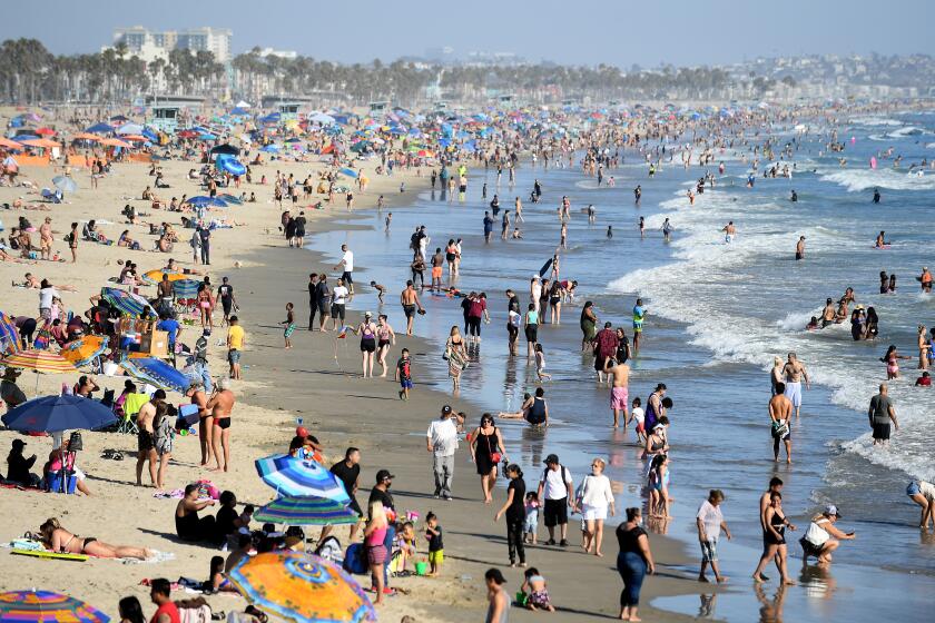 SANTA MONICA, CALIFORNIA AUGUST 1, 2020-People enjoy the hot weather at Santa Monica beach Saturday. (Wally Skalij/Los Angeles Times)