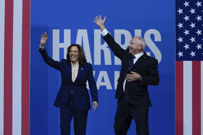 La candidata demócrata a la presidencia, la vicepresidenta Kamala Harris, y su compañero de fórmula, el gobernador de Minnesota Tim Walz llegan a un evento de campaña en Filadelfia, el martes 6 de agosto de 2024. (AP Foto/Matt Rourke)