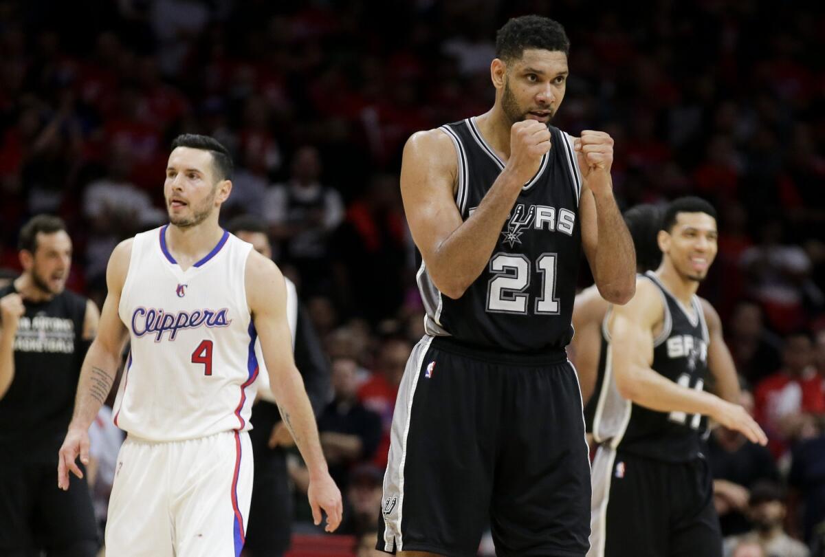 Tim Duncan celebró luego de vencer a los Clippers en el Staples Center para igualar la serie 1-1.