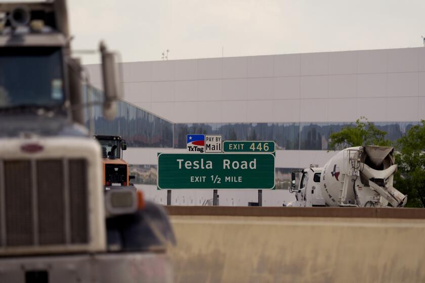 Vehículos circulan frente a la Gigafábrica de Tesla, el jueves 13 de junio de 2024, en Austin, Texas. (AP Foto/Eric Gay)