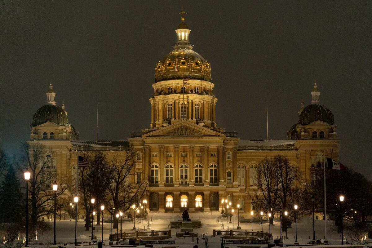 ARCHIVO - Vista del edificio del Capitolio del estado de Iowa antes del amanecer en Des Moines