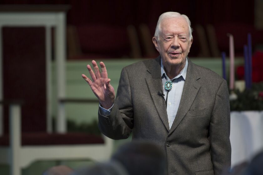 ARCHIVO - El expresidente estadounidense Jimmy Carter ofrece una clase dominical en la Iglesia Bautista Maranatha en su natal Plains, Georgia, el domingo 13 de diciembre de 2015. (AP Foto/Branden Camp, archivo)
