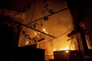 Una casa arde tras un ataque ruso en Jersón, Ucrania, el sábado 3 de diciembre de 2022. (AP Foto/Evgeniy Maloletka)