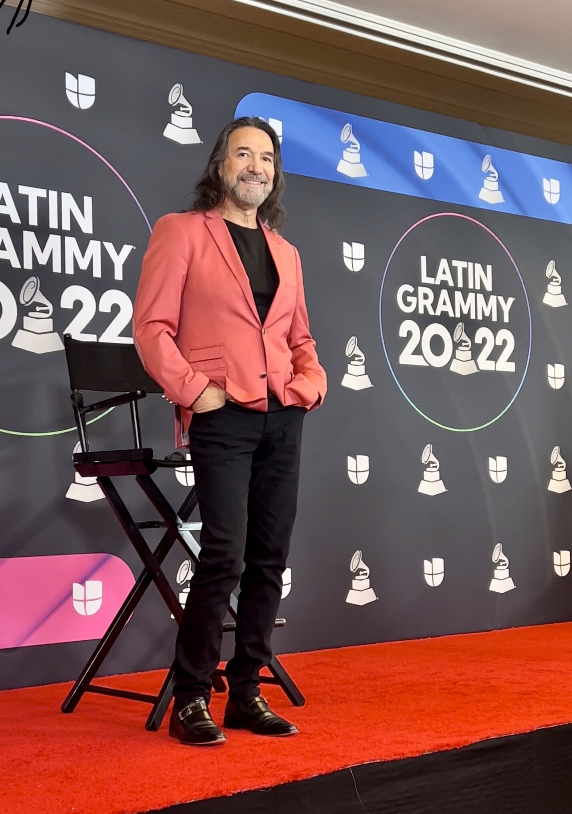 Marco Antonio Solís en la sala de prensa de los Latin Grammy.