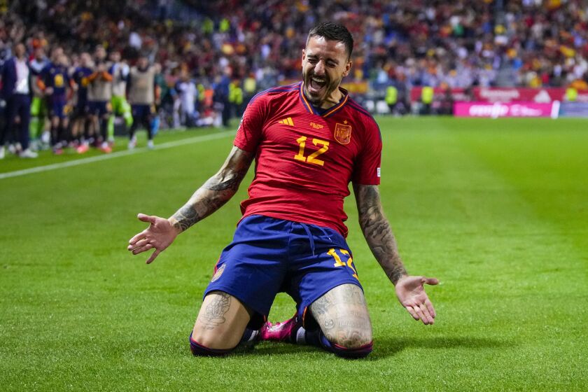 Joselu celebra tras anotar el tercer gol de España en la victoria 3-0 ante Noruega en las eliminatorias de la Eurocopa, el sábado 25 de marzo de 2023. (AP Foto/Manu Fernández)