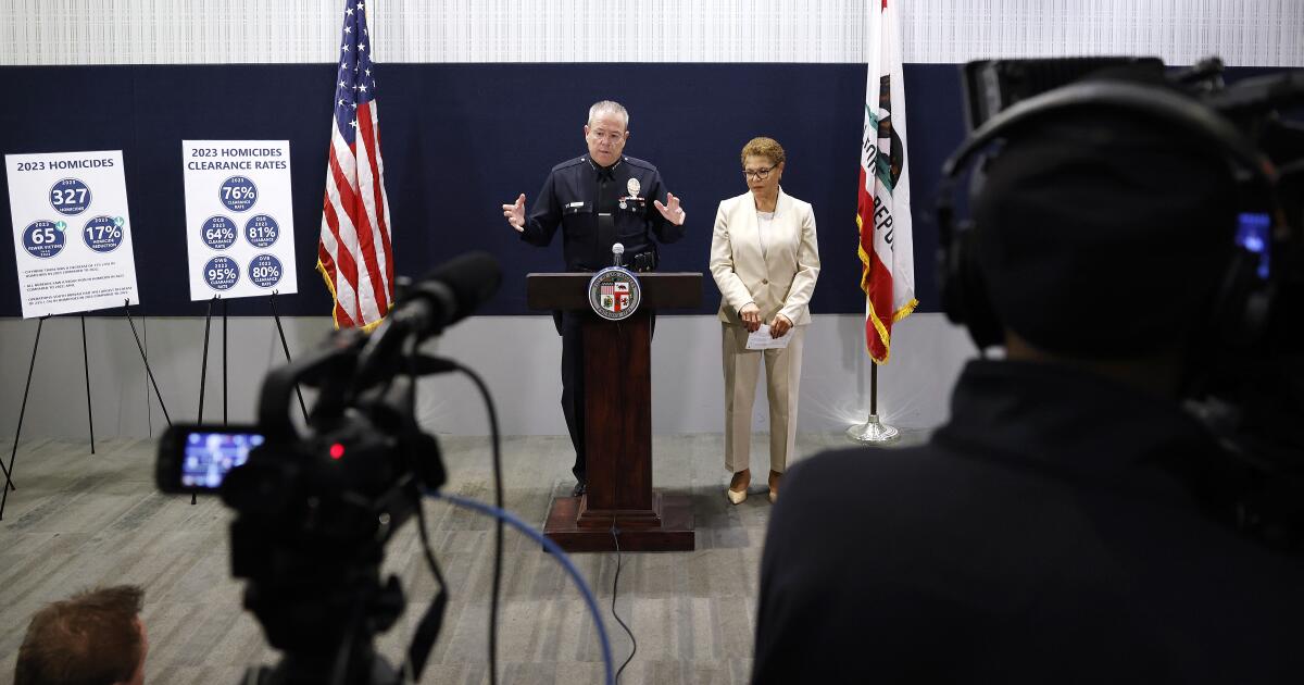 城市的诉讼试图转嫁责任，关于洛杉矶警察局卧底警员照片的发布