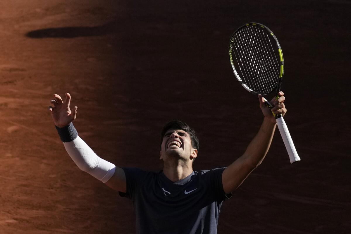 Alcaraz derrotó a Sinner y disputará su primera final de Roland Garros