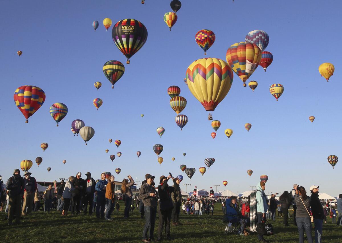 Hot-Air Balloon Crash in Albuquerque Kills 5 - The New York Times