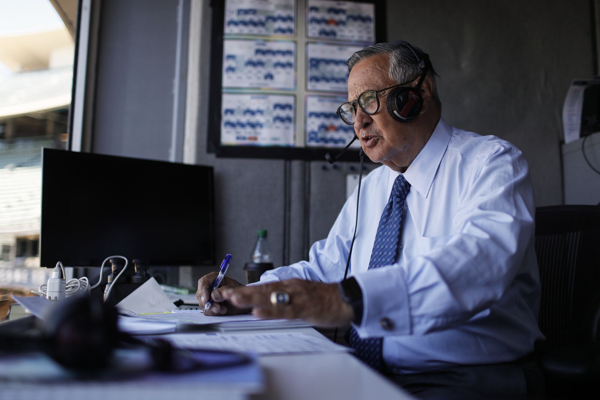 Le diffuseur des Dodgers Jaime Jarrín se prépare pour un match au Dodger Stadium en juillet.